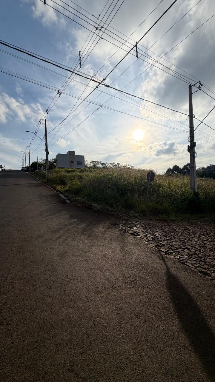 🏡✨ OPORTUNIDADE IMPERDÍVEL EM PINHALZINHO/SC! ✨🏡  📍 Terreno de esquina no Vale do Pinhal